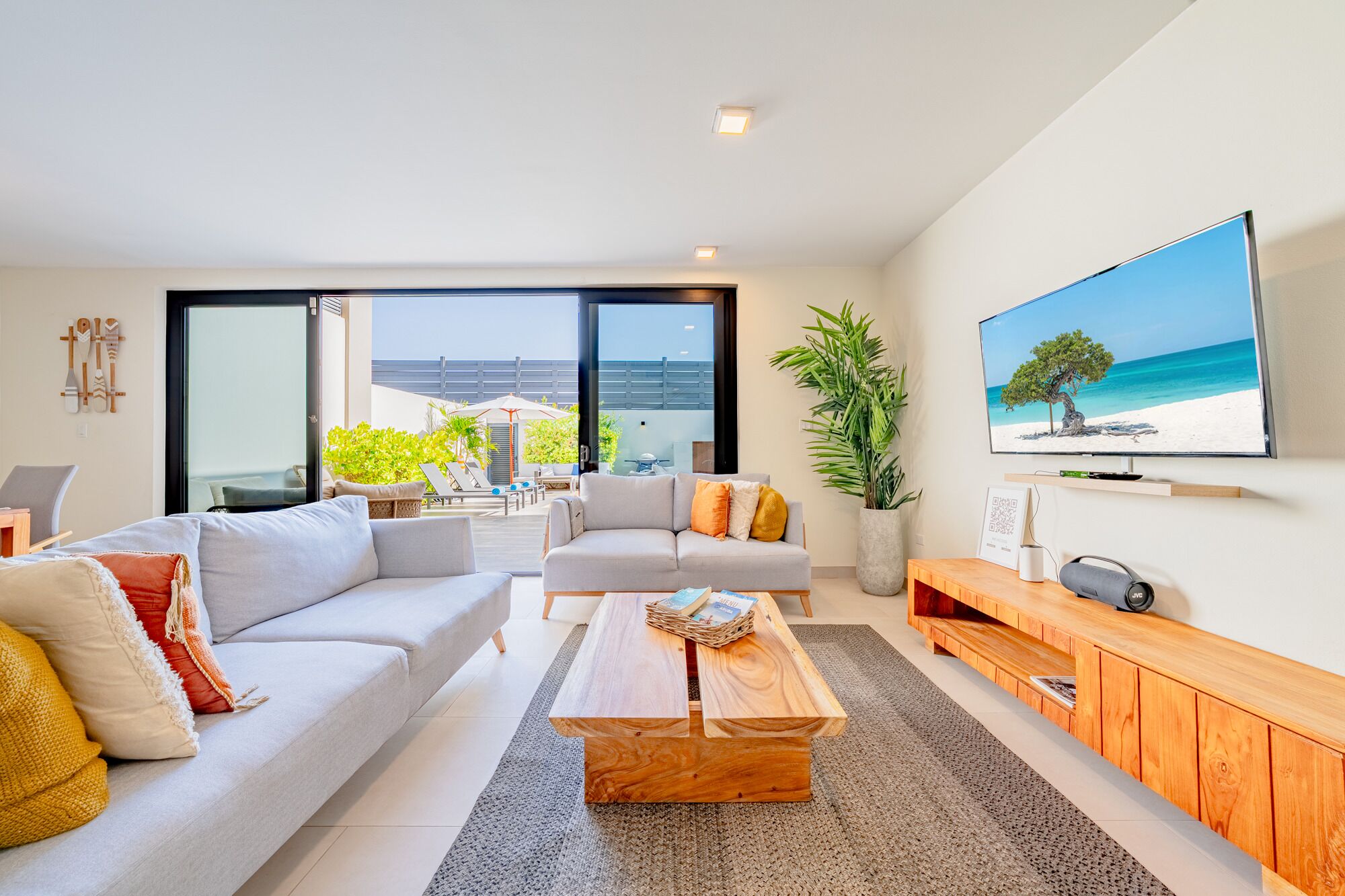 Een smart-tv en een stereo