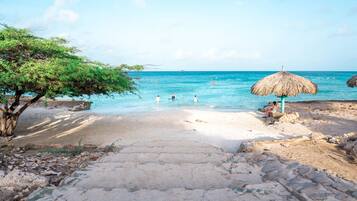 Tæt på stranden, liggestole, badehåndklæder