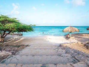 Beach nearby, sun-loungers, beach towels - Sea La Vie - Turtle Snorkeling Steps Away (Noord)