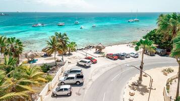 Tæt på stranden, liggestole, badehåndklæder