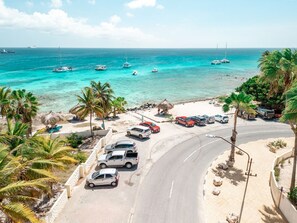 Perto da praia, espreguiçadeiras, toalhas de praia 