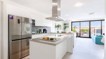 Réfrigérateur, micro-ondes, four, plaque de cuisson