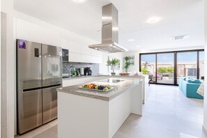 Kühlschrank, Mikrowelle, Ofen, Herdplatte