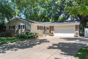 Exterior - Spacious Retreat Near Medicine Lake 15 Minutes to Downtown (Plymouth)