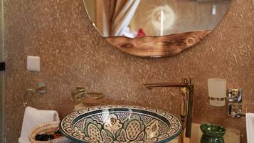 Luxury-Suite, Klimaanlage, Poolblick | Badezimmer | Badewanne und Dusche (separat), Haartrockner, Handtücher, Seife