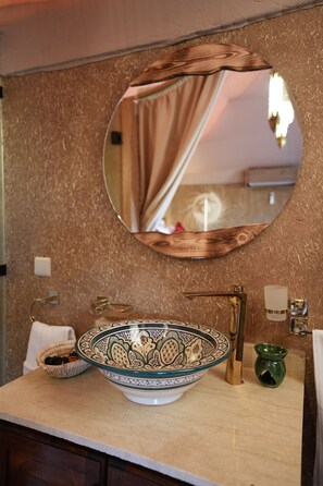 Luxury-Suite, Klimaanlage, Poolblick | Badezimmer | Badewanne und Dusche (separat), Haartrockner, Handtücher, Seife