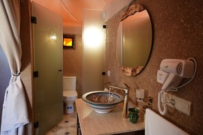 Luxury-Suite, Klimaanlage, Poolblick | Badezimmer | Badewanne und Dusche (separat), Haartrockner, Handtücher, Seife