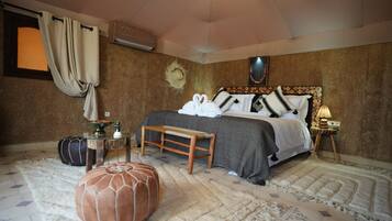 Luxury-Suite, Klimaanlage, Poolblick | Zimmersafe, schallisolierte Zimmer, kostenloses WLAN