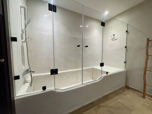 Separate tub and shower, hair dryer, bathrobes, slippers - Agafay Ecolodge (Agafay)