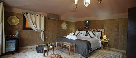 Luxe suite, airconditioning, uitzicht op zwembad | Een kluis op de kamer, geluiddichte muren, gratis wifi