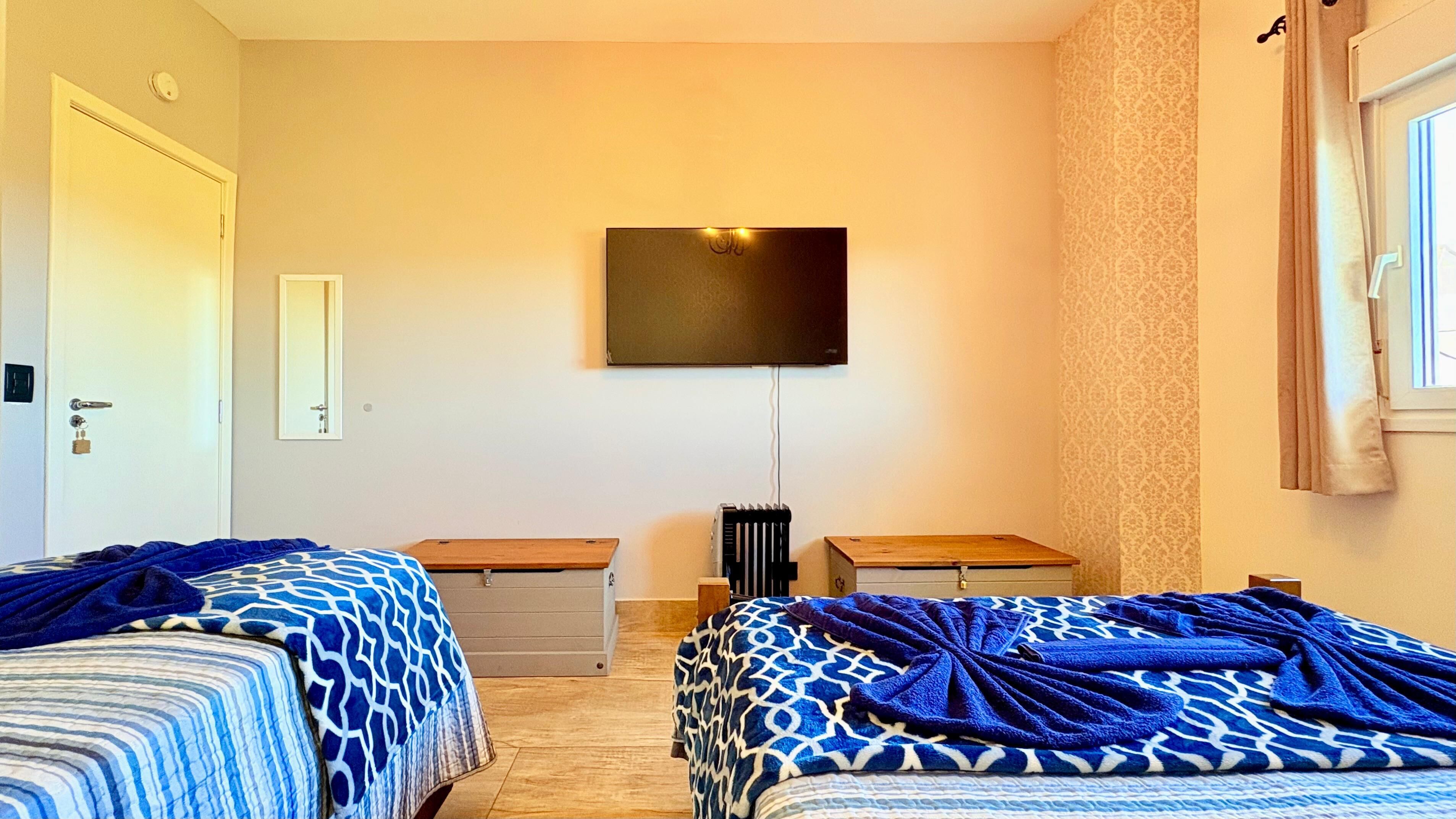 Een strijkplank/strijkijzer, wifi, beddengoed