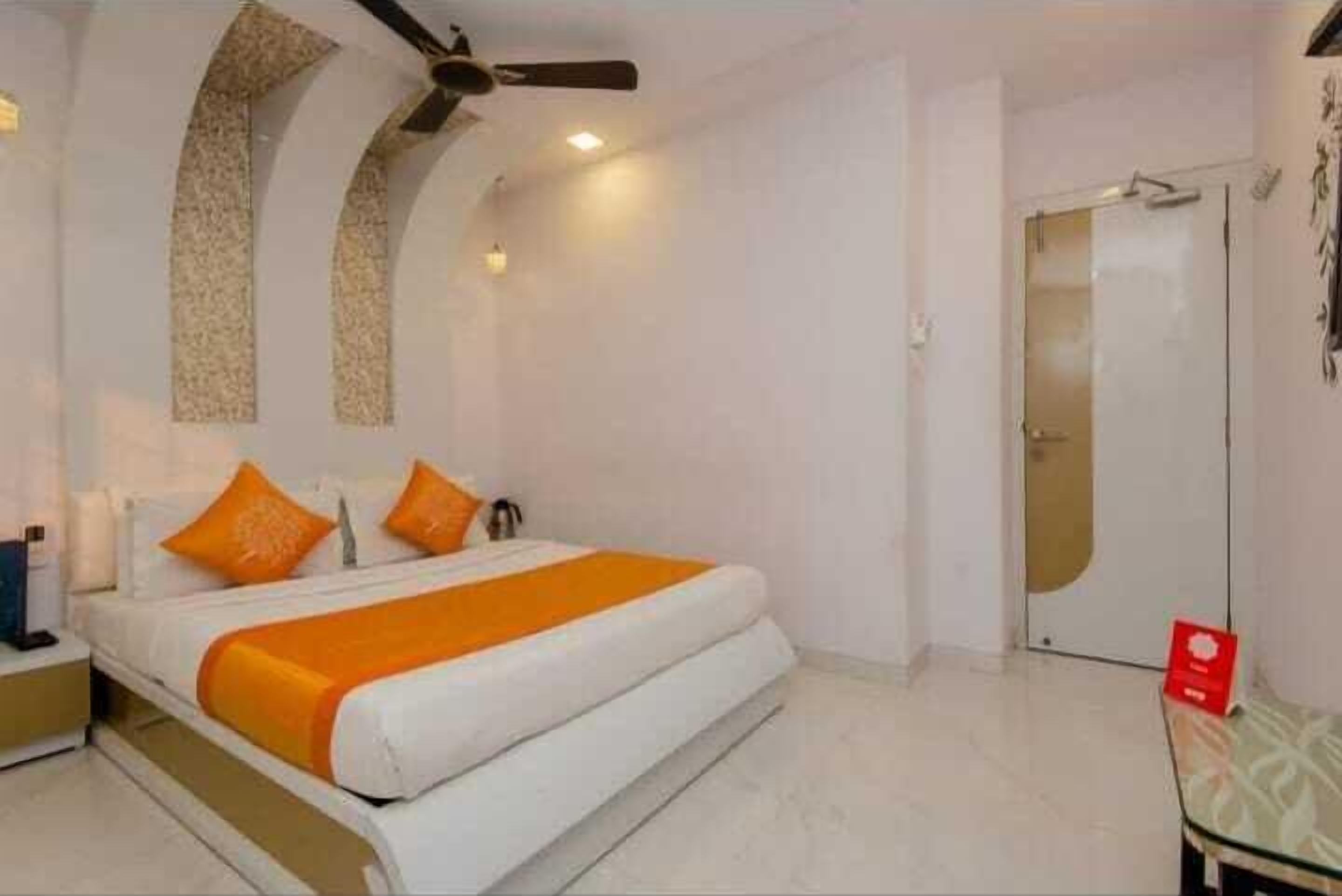 Escritorio, espacio para trabajar con laptop y wifi gratis 