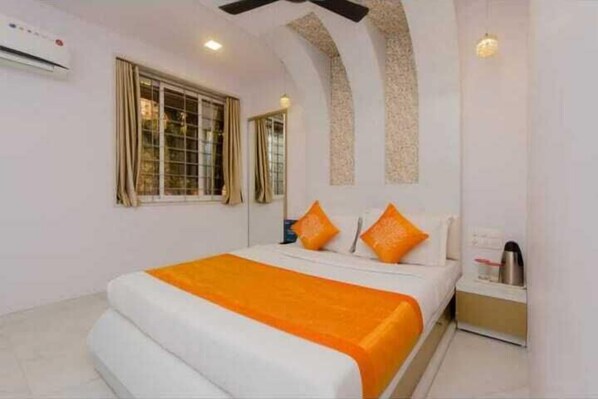 Basic Double Room | Desk, laptop workspace, free WiFi - Hotel Satellite (Mumbai)