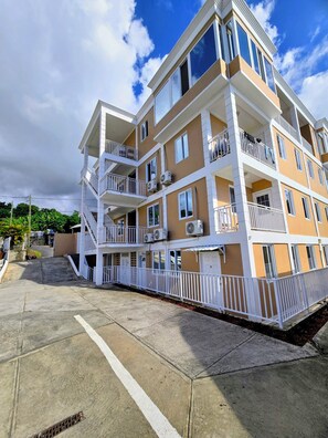 Exterior - Stunning Ocean, City & Pool View 2 Bedroom Apt. 2 minutes from Roseau (Roseau)