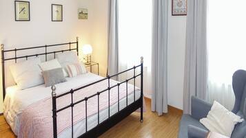 3 bedrooms, iron/ironing board, WiFi, bed sheets