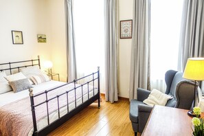 3 habitaciones, tabla de planchar con plancha, wifi y ropa de cama