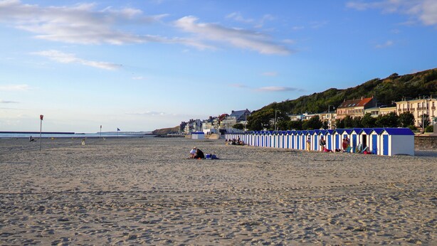 A beach with a row of beach huts, a sandy shore, and buildings in the background. - Cosy, bright 68m2 apartment in the center of town (Boulogne-sur-Mer)