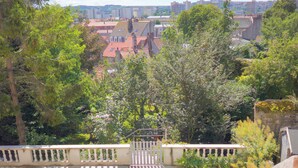 A view of a residential area with houses, trees, and a gate. - Cosy, bright 68m2 apartment in the center of town (Boulogne-sur-Mer)