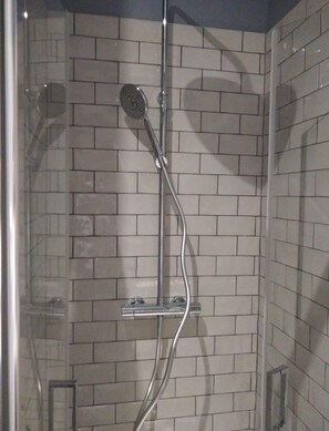 Shower, hair dryer, towels, shampoo - Two Bedroom apartment in historical center (Bordeaux)
