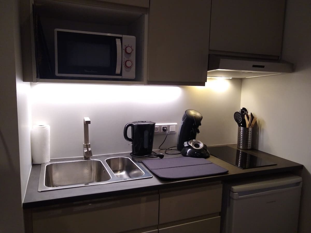 Fridge, microwave, stovetop, coffee/tea maker