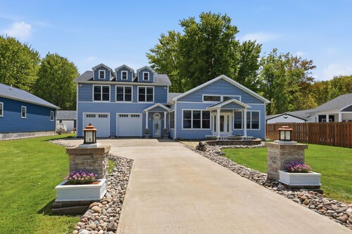 Eriesistable Escape - Lake Views + Hot Tub