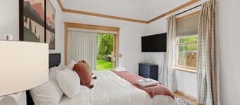 Eriesistable Escape - Lake Views + Hot Tub