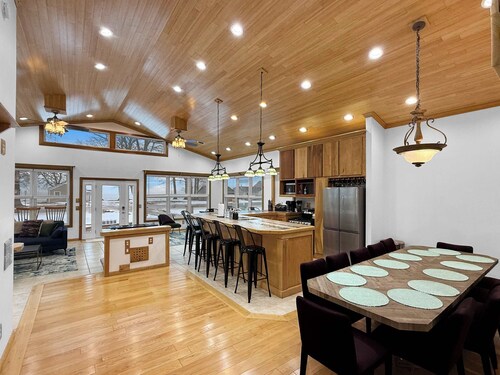 Eriesistable Escape - Lake Views + Hot Tub