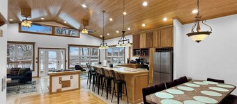 Eriesistable Escape - Lake Views + Hot Tub