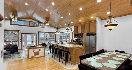 Eriesistable Escape - Lake Views + Hot Tub