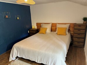 4 bedrooms, iron/ironing board, travel cot, bed sheets