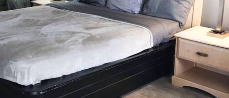 Planxa i posts de planxar, wifi gratuïta i roba de llit