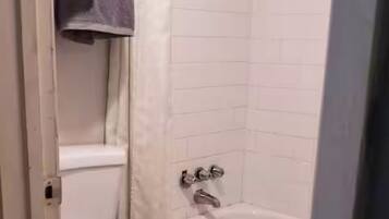 Sèche-cheveux, serviettes fournies, shampoing, papier toilette