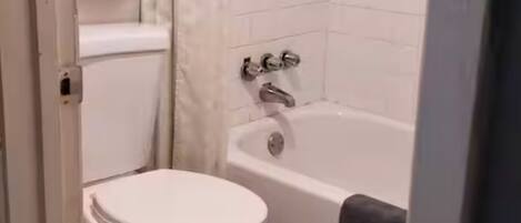 Secadora de cabello, toallas, shampoo, papel de baño