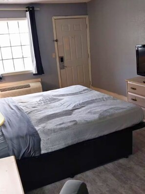 Iron/ironing board, free WiFi, bed sheets - 114 Gated King Bed Hotel Room (Jackson)