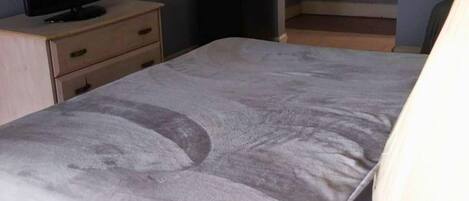 Iron/ironing board, free WiFi, bed sheets