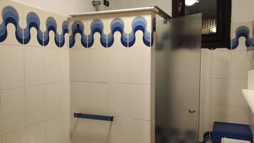 Bruser, hårtørrer, bidet, håndklæder