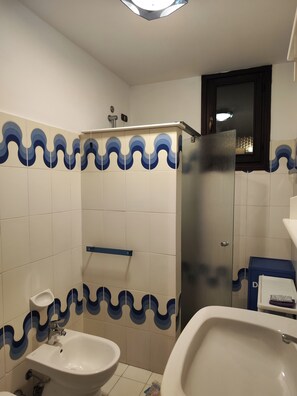 Shower, hair dryer, bidet, towels - Apartment in Villa Jolanda (Romano d'Ezzelino)