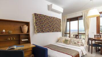 Iron/ironing board, bed sheets