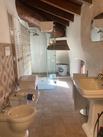 Deluxe Quadruple Room, Patio | Bathroom. Agriturismo Pizzavacca