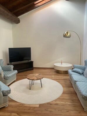 Deluxe Quadruple Room, Patio | Living area - Agriturismo Pizzavacca (Soarza)