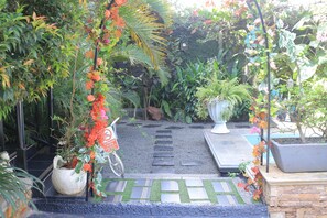 Property grounds - Hide Out Lake Villa Uganda (Entebbe)