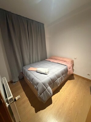 Basic Double Room | Free WiFi - Apartament H&C (MADRID)