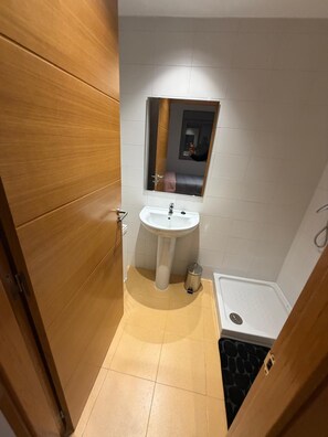 Basic Double Room | Bathroom | Shower, towels, soap, shampoo - Apartament H&C (MADRID)