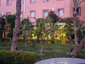 Property grounds - 3-bedroom Riad in enchanting Marrakech, Wifi and Pool (Marrakech)