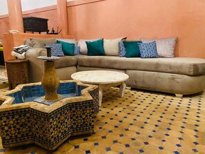 المنشأة من الداخل