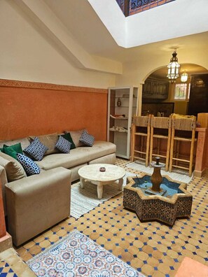 Living area - 3-bedroom Riad in enchanting Marrakech, Wifi and Pool (Marrakech)