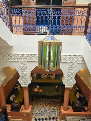 المنشأة من الداخل