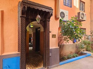 تفاصيل الفندق من الخارج