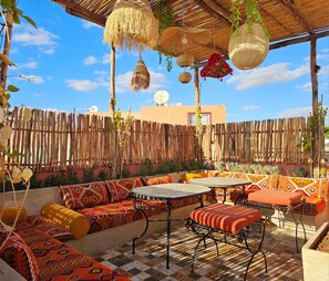 Outdoor dining - 3-bedroom Riad in enchanting Marrakech, Wifi and Pool (Marrakech)