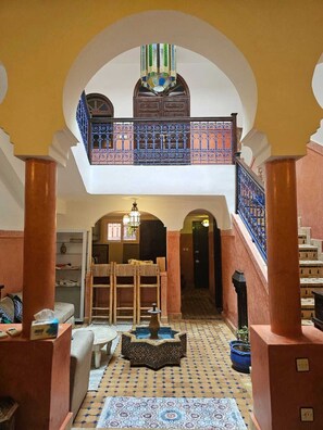 المنشأة من الداخل